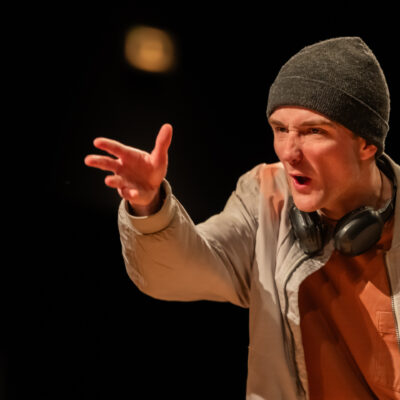 Scène de la pièce “Seuil”, illustrant les thèmes de l’adolescence et du harcèlement à travers une mise en scène immersive.