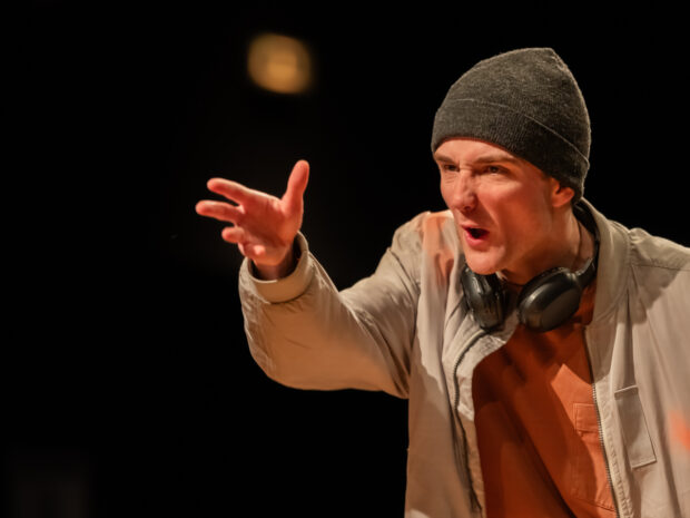 Scène de la pièce “Seuil”, illustrant les thèmes de l’adolescence et du harcèlement à travers une mise en scène immersive.