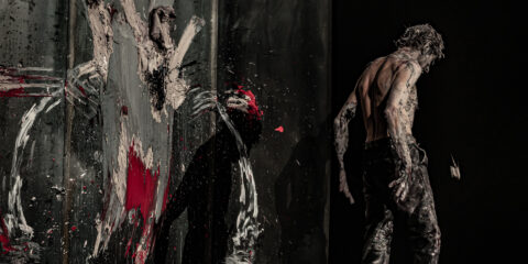 Image de la performance “Transfiguration” d’Olivier de Sagazan, montrant l’artiste en pleine transformation corporelle avec de l’argile.