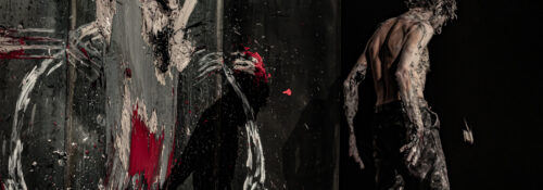 Image de la performance “Transfiguration” d’Olivier de Sagazan, montrant l’artiste en pleine transformation corporelle avec de l’argile.