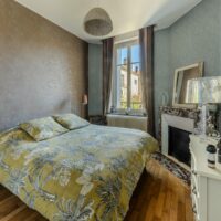 Vue intérieure d’un logement meublé prêt à accueillir des voyageurs, photographié pour Airbnb et Booking à Nancy.