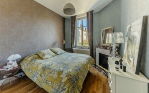 Vue intérieure d’un logement meublé prêt à accueillir des voyageurs, photographié pour Airbnb et Booking à Nancy.