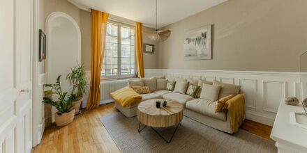 Séjour lumineux appartement Nancy Airbnb – canapé, table basse, lumière naturelle