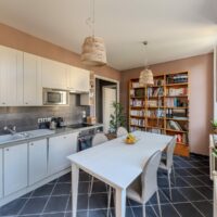 Cuisine lumineuse d’un appartement à Nancy photographié pour une annonce Abritel.