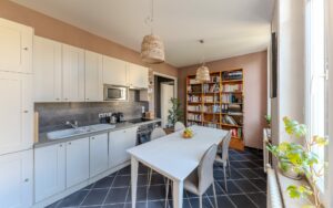 Cuisine lumineuse d’un appartement à Nancy photographié pour une annonce Abritel.