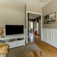Photographie professionnelle d’un appartement lumineux à Nancy, réalisée pour une annonce Airbnb.