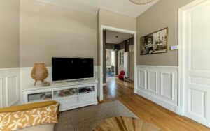 Photographie professionnelle d’un appartement lumineux à Nancy, réalisée pour une annonce Airbnb.