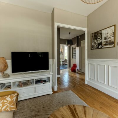 Photographie professionnelle d’un appartement lumineux à Nancy, réalisée pour une annonce Airbnb.