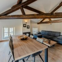 Un salon lumineux et épurée photographiée pour une annonce immobilière sur Booking.com à Nancy.