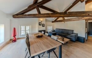 Un salon lumineux et épurée photographiée pour une annonce immobilière sur Booking.com à Nancy.