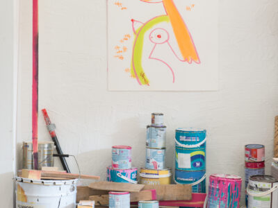 Packshot artistique d’une œuvre contemporaine photographiée en studio avec éclairage professionnel