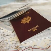 Texte alternatif (Alt-text) : Photographe Vincent Zobler réalisant une photo d'identité pour passeport à domicile, service itinérant.