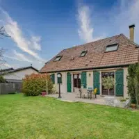 Photographie immobilière professionnelle d'un salon de prestige à Nancy, valorisant l'image de marque de l'agence immobilière.