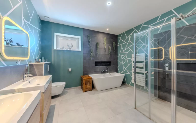 Vue d'ensemble d'une salle de bain lumineuse et optimisée avant une vente immobilière, photographie Vincent Zobler.