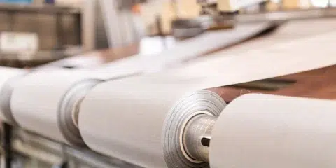 Ambiance de travail et atmosphère en atelier de fabrication.