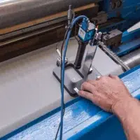 Gros plan sur des composants industriels ou pièces de précision.