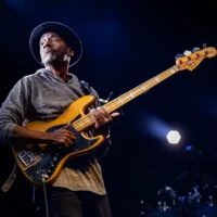 Marcus Miller jouant de la basse électrique sur scène.