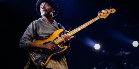 Marcus Miller jouant de la basse électrique sur scène.