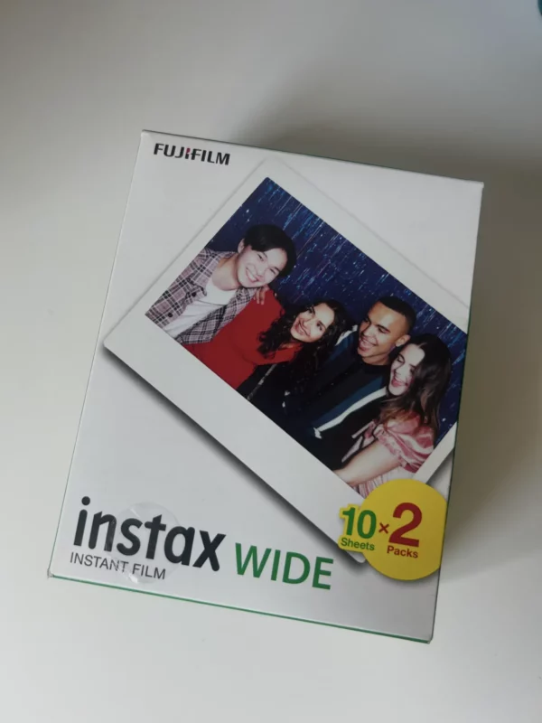 Boîte de film instantané Fujifilm Instax Wide.