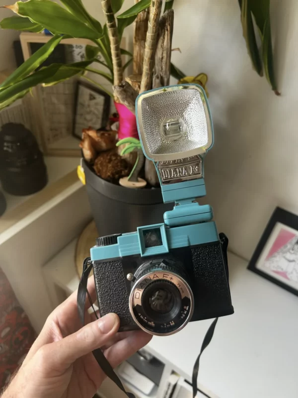 Appareil photo Diana F+ bleu et noir avec flash.