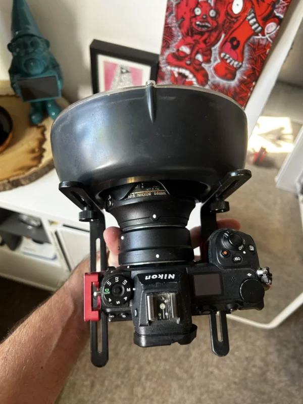 Appareil photo Nikon avec accessoire de dôme volumineux.