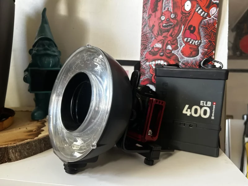 Flash annulaire Elinchrom monté sur caméra avec batterie ELB 400.