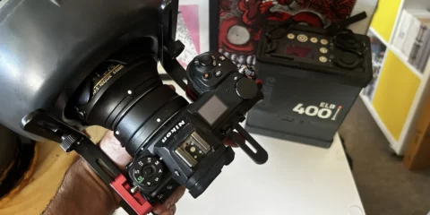 Appareil photo Nikon avec flash annulaire et batterie Elinchrom.