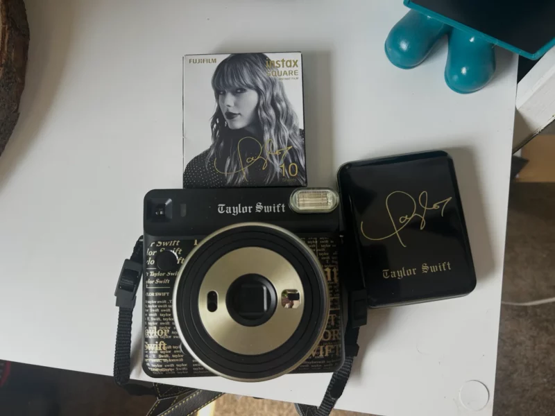 Appareil Instax Square, pellicule et boîte édition Taylor Swift.