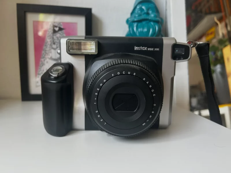 Appareil photo instantané Fujifilm Instax Wide 300 sur une table.
