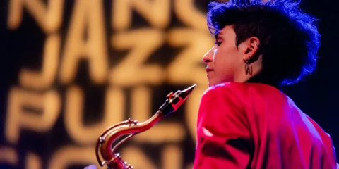 Saxophoniste en veste rouge au festival Nancy Jazz Pulsations.