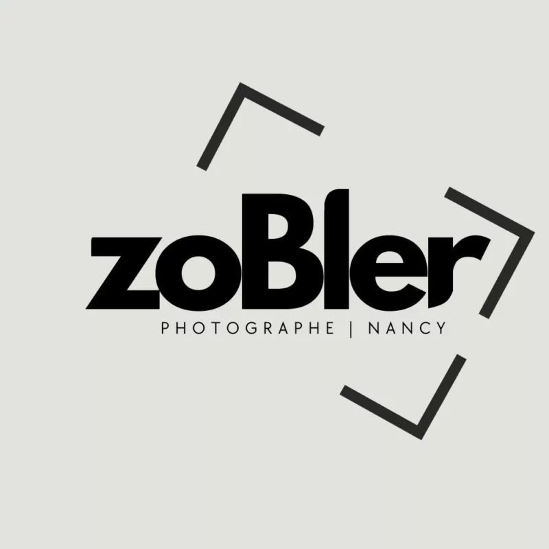 Logo noir zoBler Photographe Nancy sur fond gris clair.