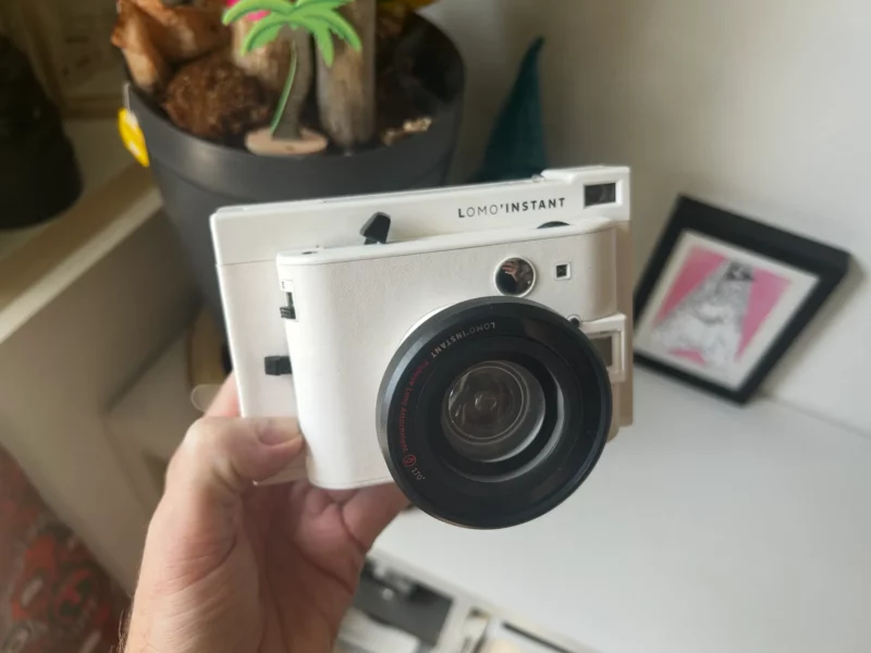 Appareil photo instantané blanc Lomo'Instant tenu à la main.