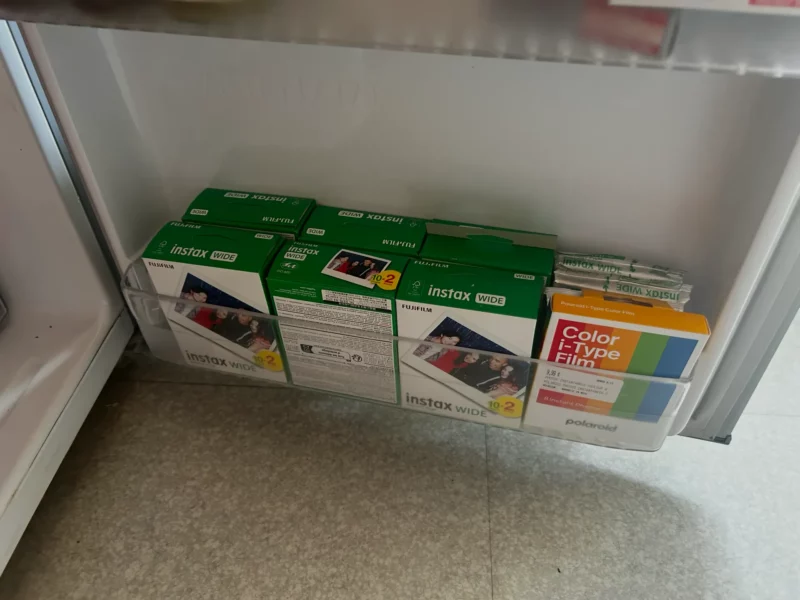 Boîtes de films instantanés Instax et Polaroid dans un réfrigérateur.