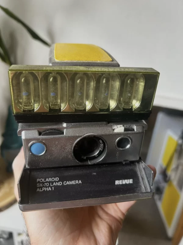 Appareil photo vintage Polaroid SX-70 Alpha 1 avec flash.