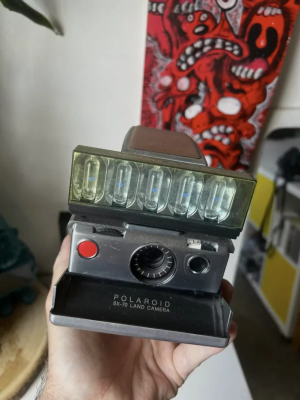 Appareil photo vintage Polaroid SX-70 avec flashbar.
