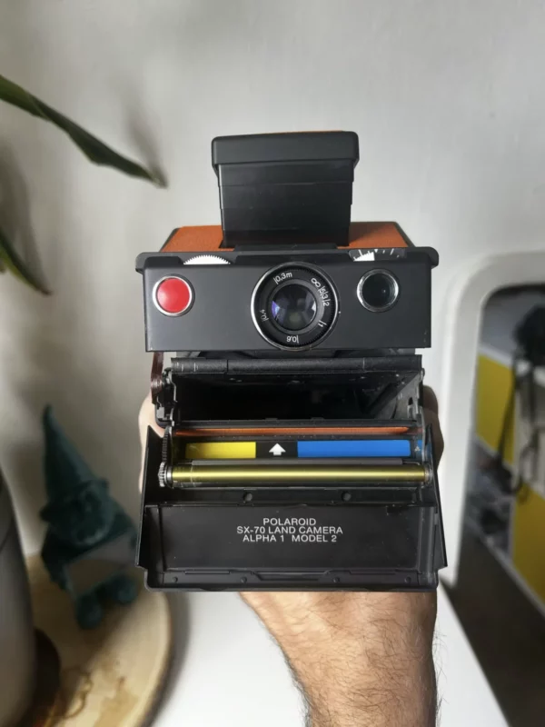 Appareil photo Polaroid SX-70 Land Camera vintage ouvert.