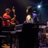 Groupe de musique jazz en plein concert sur scène.