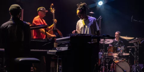 Groupe de musique jazz en plein concert sur scène.
