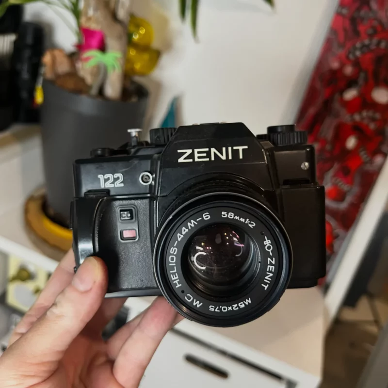 Appareil photo argentique Zenit 122 noir avec objectif Helios.