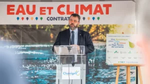 Homme s'exprimant au pupitre lors de l'événement Eau et Climat.