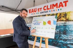 Homme signant le contrat Eau et Climat en Lorraine.