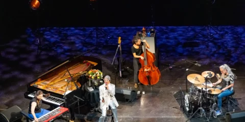 Concert de jazz avec quartet sur scène éclairée.