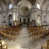 Intérieur d'une vaste église avec rangées de chaises.