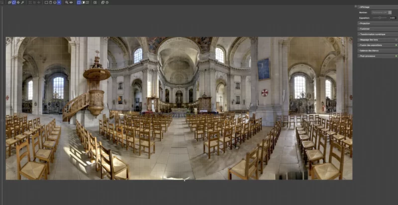 Panorama d'une église dans un logiciel de montage photo.