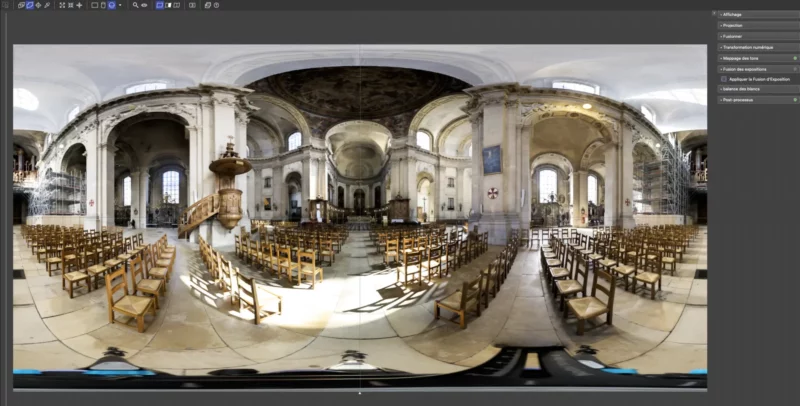Vue panoramique 360° de l'intérieur d'une église baroque.