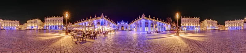 Panorama nocturne de la Place Stanislas illuminée à Nancy.