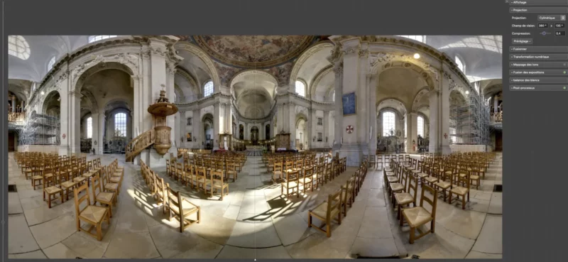 Vue panoramique 360 degrés de l'intérieur d'une église baroque.