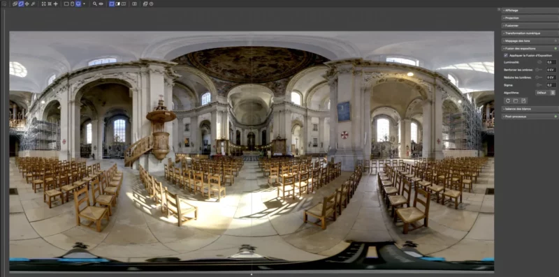 Vue panoramique 360 degrés de l'intérieur d'une église historique.