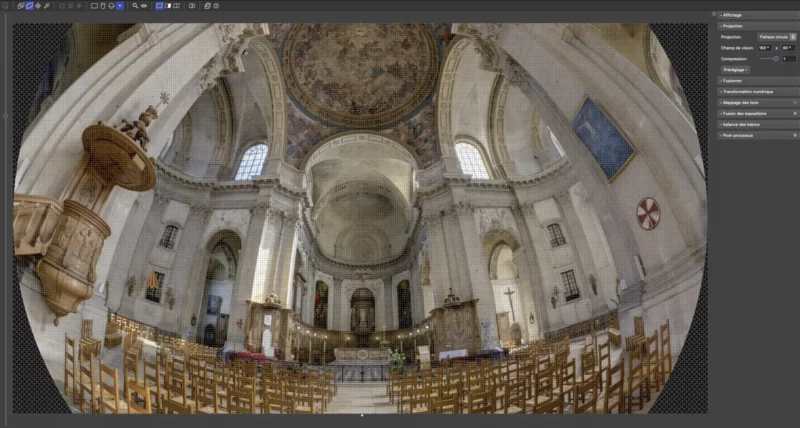 Vue panoramique fisheye de l'intérieur d'une église majestueuse.