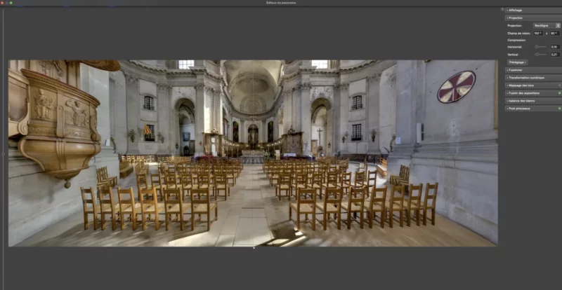 Vue panoramique de l'intérieur d'une église avec chaises alignées.